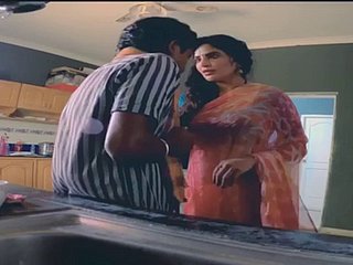 Naxed film RGV scène chaude seins énormes Sweety sari