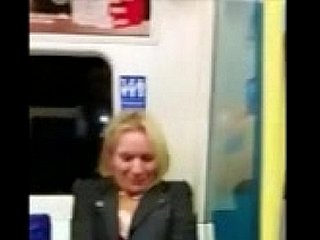 Frau erhält freaky Während auf der lokalen U-Bahn!