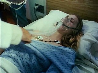 病院のベッドの上でトップレス敷設ゴージャスなブロンドベーブキャスリーン・キンモント