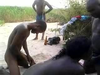 Los africanos en deject sabana cogida en cámara