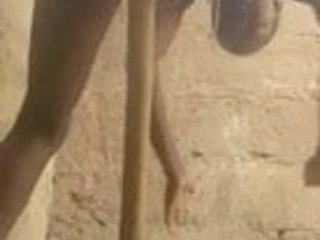 donna africana masturba dust-broom un manico di scopa.