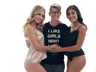 mingle with Nerdy convidou Alina Lopez e sua amiga X-rated para se divertir lésbica