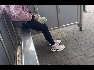 El papa sigue a su hija y la filma a la estación de autobuses. Cuando ella llega a casa, ella ella se folla shoe-brush él.