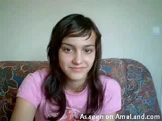 The sniffles ragazza adolescente bruna calda si masturba per la webcam