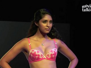 Indian model's cold ramp show Exposed! Full-HD