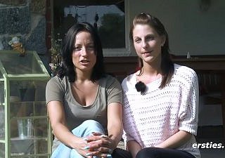 Mia und Sara genießen im Freien lesbisch Sexual connection - Ersties