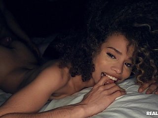 Przystojny czarny człowiek Ricky Johnson pieprzy swoją dziewczynę w łóżku