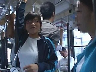 Cosset ญี่ปุ่นในแว่นตาได้รับตูดระยำในรถบัสสาธารณะ