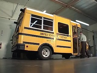 Школьница трахается в автобусе по дороге домой ---- Ebony-Nice Tits-BJ.Fuck и лица