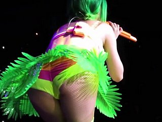 Katy Perry aanlokkelijk en obstructed op het podium