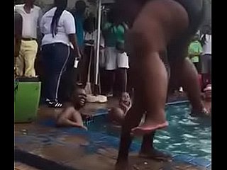Heavy Disgraceful Mama di Swimming Poolparty