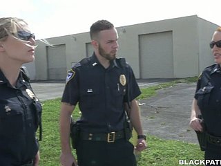Dua wanita polis fuck ditangkap coxcomb hitam dan membuatnya menjilat twats