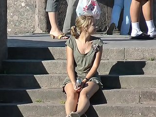 Upskirt Teen Camiknickers sur les marches