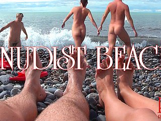 Nudist Littoral - naga młoda para w plaży, nagą parę nastolatków