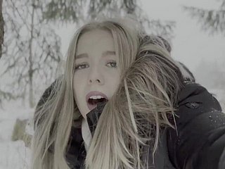 18 -letni nastolatek loon pieprzony w lesie na śniegu