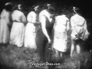 Geile Mademoiselles werden anent Fatherland (Vintage der 1930er Jahre) verprügelt.