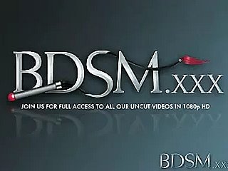 BDSM XXX 무고한 소녀는 자신을 무방비 상태로 발견합니다