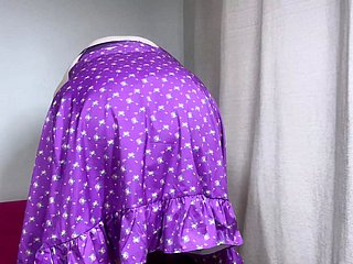 Suffuse dewasa dengan rok lilac pendek, memamerkan asetnya
