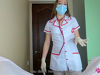 真正的护士确切地知道您需要放松球！她把鸡巴吮吸到硬性高潮！业余pov吹井色情