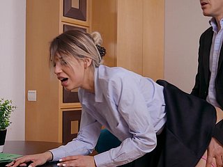 Elena Vedem gosta durante o sexo em estilo cachorrinho small-minded escritório