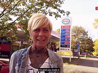 Seks Jalan Umum di Pompa Respiration dengan MILF kurus Jerman