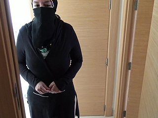 Le pervers britannique baise sa femme de chambre égyptienne mature en hijab
