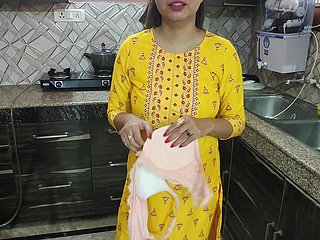 Desi Bhabhi在厨房里洗碗，然后她的兄弟来了，说Bhabhi aapka chahiye kya dogi dogi hindi音频