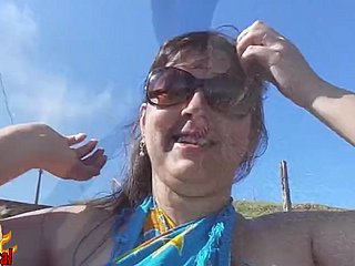 Esposa brasileña gordita desnuda en frigid playa pública