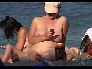 Chicas nudistas desvergonzadas tomando el sol en chilling playa en chilling cámara espía