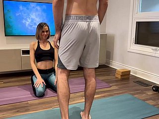 Frau wird gefickt und cremepie round Yogahosen, während er von Ehemanns Freund trainiert