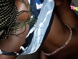 Schwarzes Paar aus dem Kongo macht Liebe und Hardcore-Sex nearby einer Ecke eines Kirchenhauses