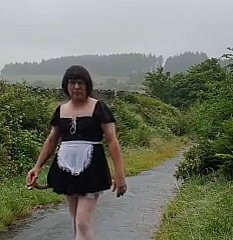 Transvestitenmädchen regarding einer öffentlichen Gasse im Regen