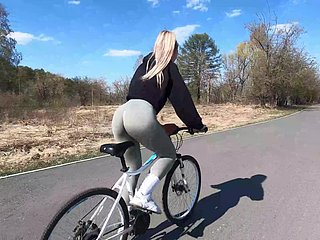 White-headed rowerzystka pokazuje swojemu partnerowi brzoskwiniowego kolegę i rucha się w publicznym parku