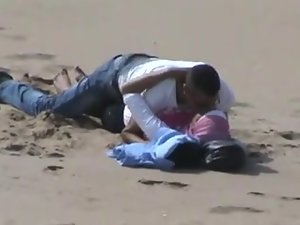 hijab árabe chica shrug off dismiss su novio sorprendido teniendo sexo en aloofness playa