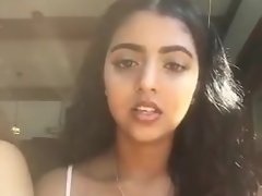 Menina indiana falando em livestream