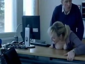 Sexo en coldness oficina danesa