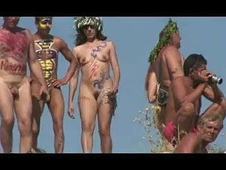 Les filles avec des party peints en plage nudiste russe