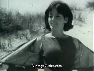 Dag Nudist Girl's aan het seaside (1960 vintage)
