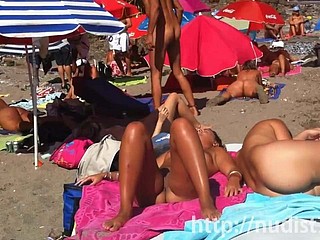 wanita telanjang seksi dalam pakaian alam di pantai