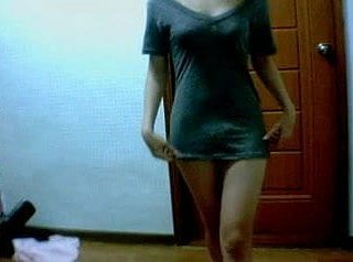 webcam unfocused coréenne jeter ses vêtements et montrant la chatte