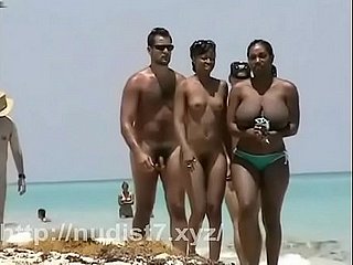 Candid nu nudista bunda adolescente na praia pública